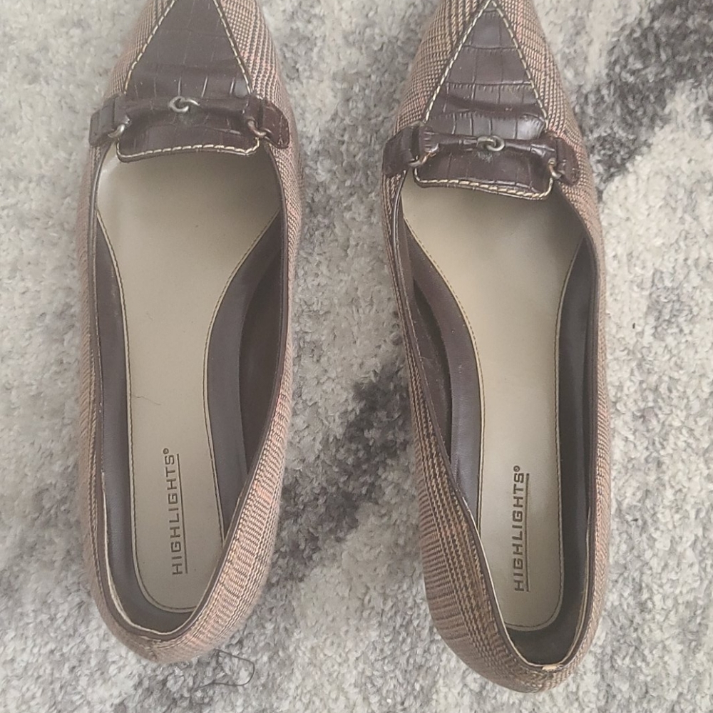 Pointy toe kitten heel